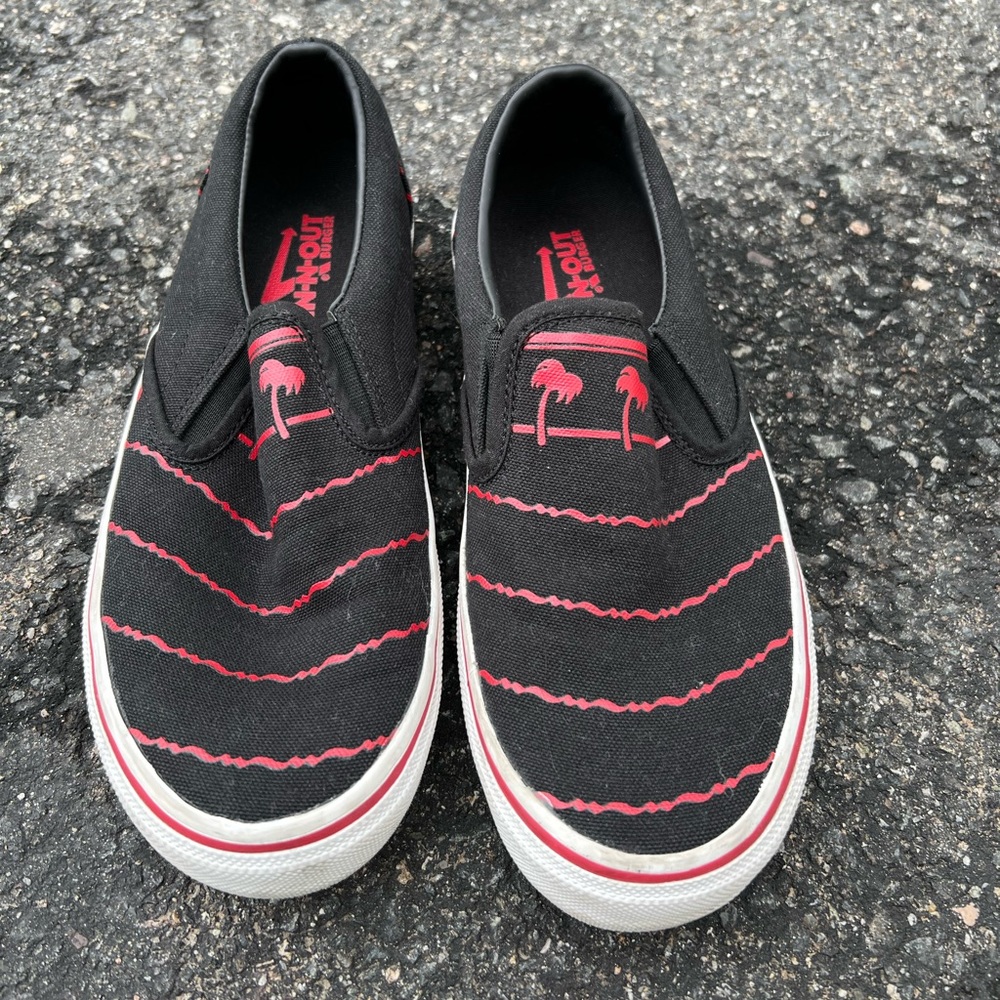 In N Out slip on black shoes Women’s 8.5 Mens 7